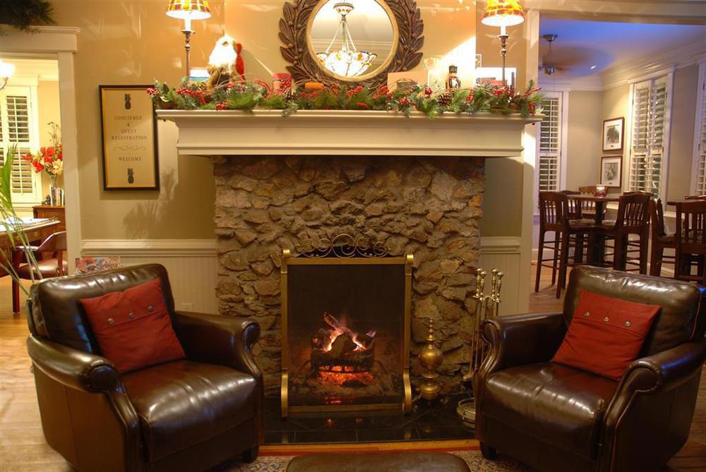Village Inn And Pub St. Simons Island Interior photo